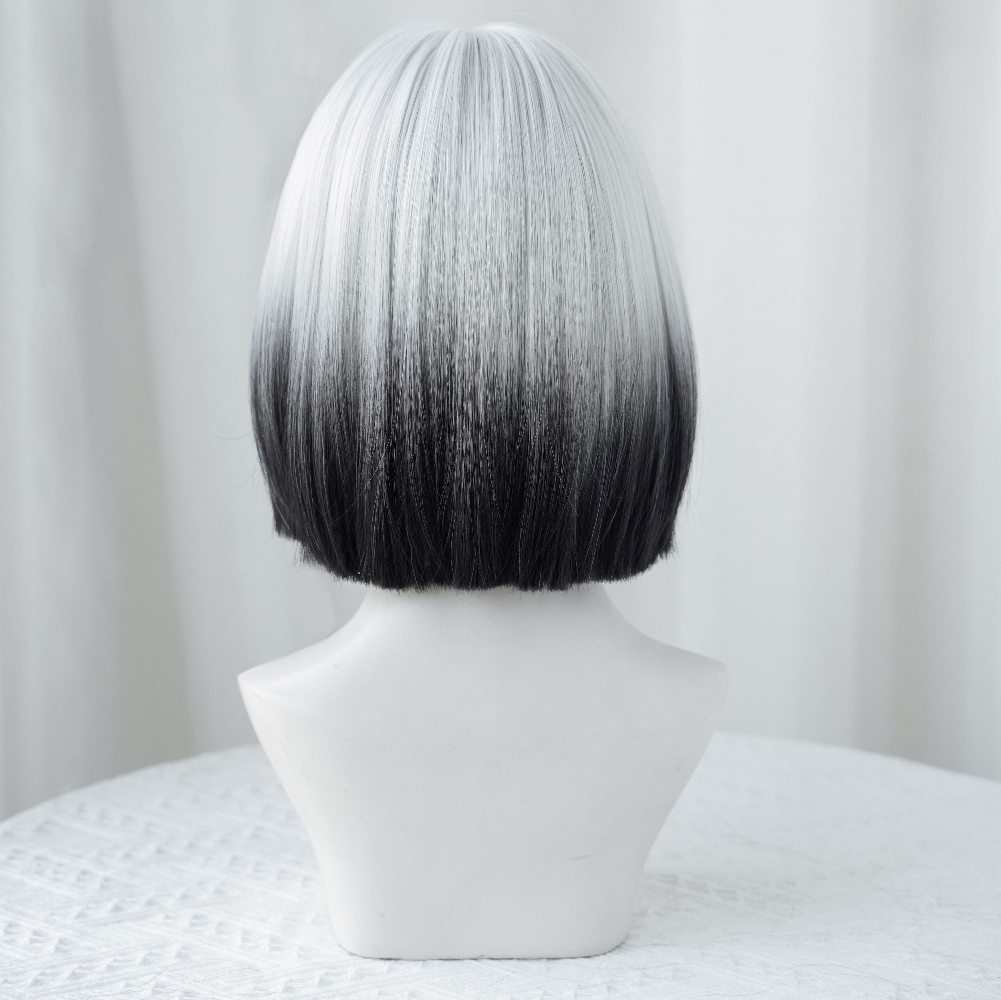 Perruque courte à balayage noir et blanc SAKUMETA avec frange vaporeuse 