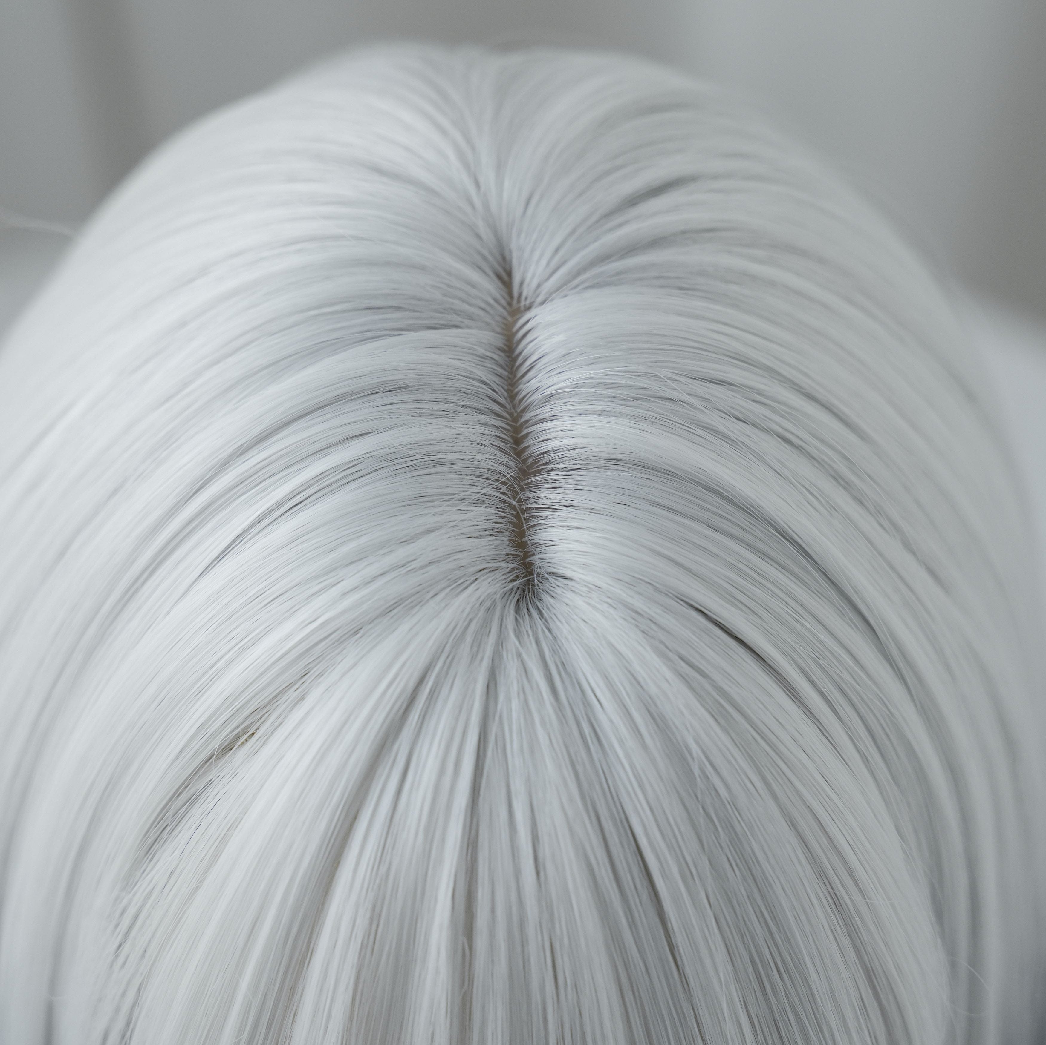 Perruque courte à balayage noir et blanc SAKUMETA avec frange vaporeuse 