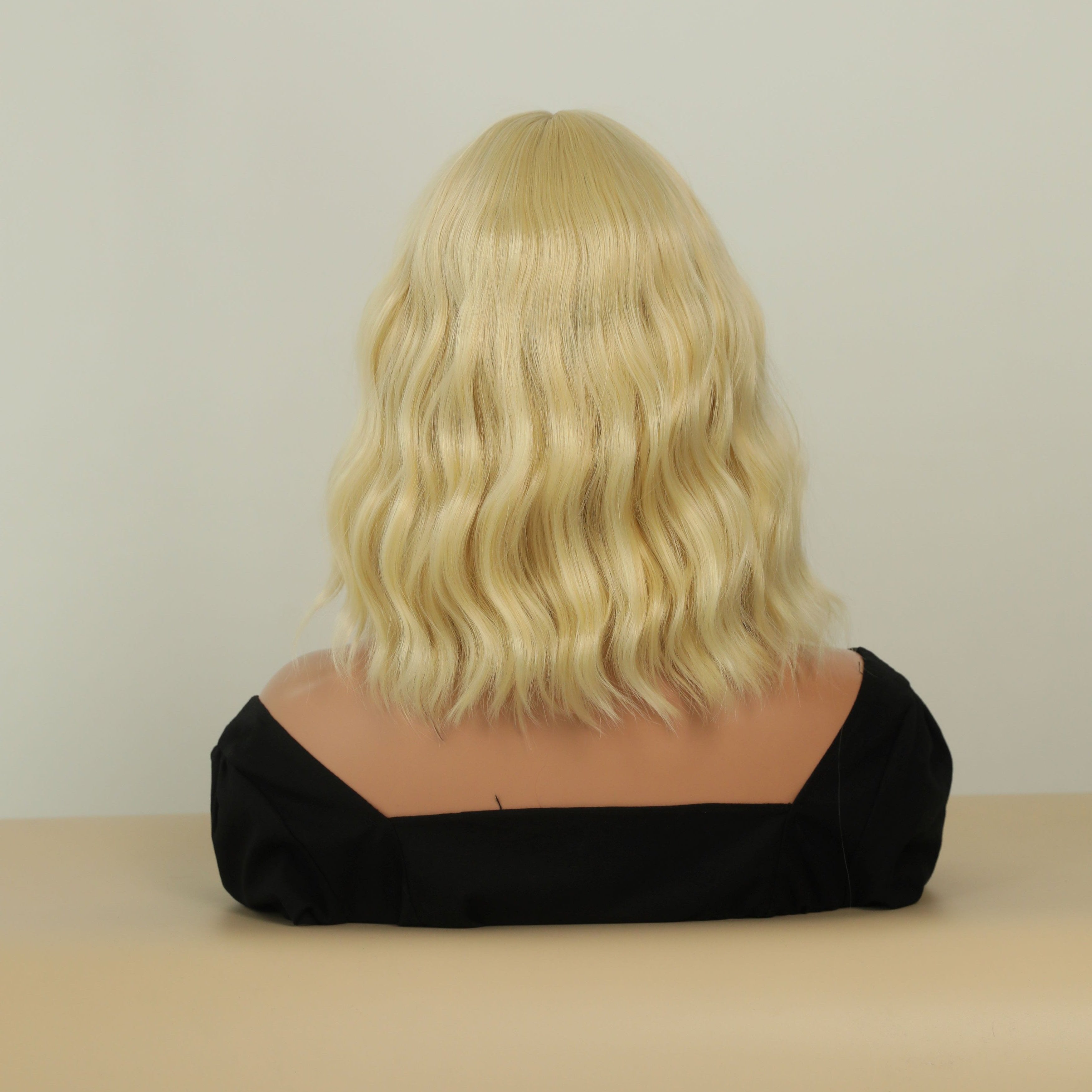 Perruque blonde mi-longue ondulée SAKUMETA avec frange 