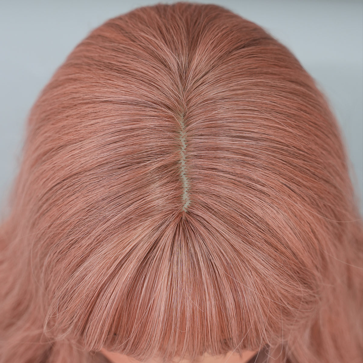 Perruque longue ondulée rose fumé SAKUMETA avec frange 